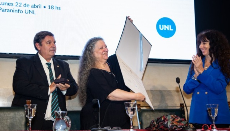 Diana Maffía recibió el título de Doctora Honoris Causa de la UNL