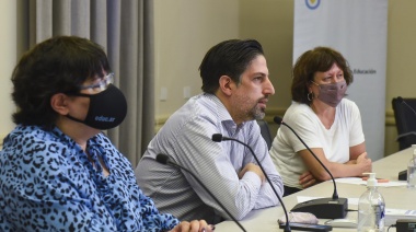 Presentaron libros para acompañar la modalidad de enseñanza combinada