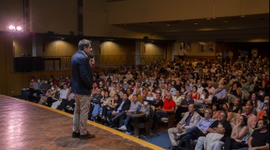 Manes brindó una charla multitudinaria en la UNC y recorrió la Universidad Popular de Estación Juárez Celman