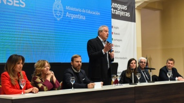 Perczyk anunció que más de 400.000 becarias y becarios podrán hacer cursos gratis de idiomas extranjeros