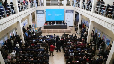 Perczyk anunció que más de 400.000 becarias y becarios podrán hacer cursos gratis de idiomas extranjeros