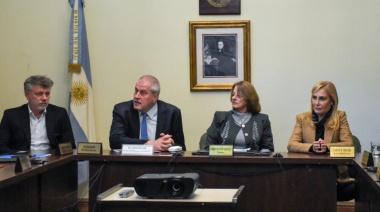 Perczyk expuso en la Academia Nacional de Educación