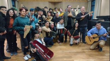 El ministro Tristán Bauer entregó instrumentos para las orquestas juveniles de la UNLa