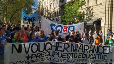 "Ni voucher, ni arancel": la comunidad de la UNR marchó contra la propuesta de Javier Milei