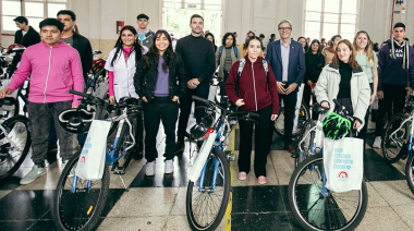 La UNC entregó 100 bicicletas para estudiantes