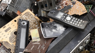 Un estudio sobre la gestión de la basura electrónica, las pilas usadas y los residuos de construcción