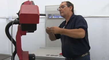 La Escuela Industrial adquirió un brazo robótico para formación de sus estudiantes