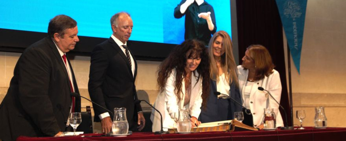 Asumió Laura Tarabella, primera rectora mujer en la historia de la UNL