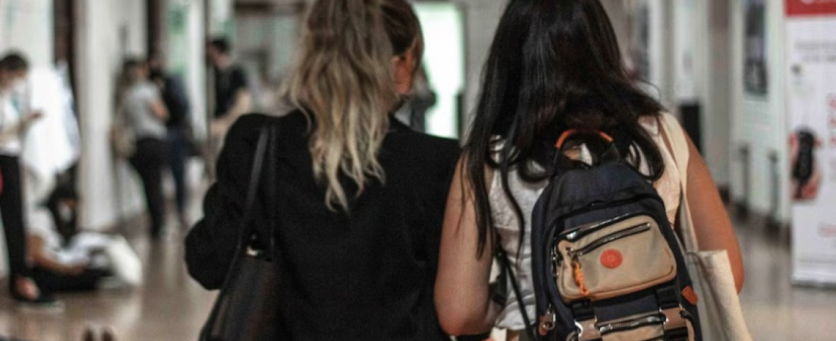 Argentina lidera en cantidad de estudiantes universitarios, pero está detrás en graduados frente a Chile y Brasil