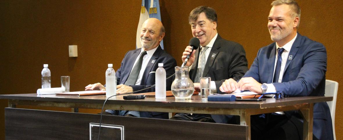 Calzoni fue reelecto por unanimidad como rector de la UNDAV