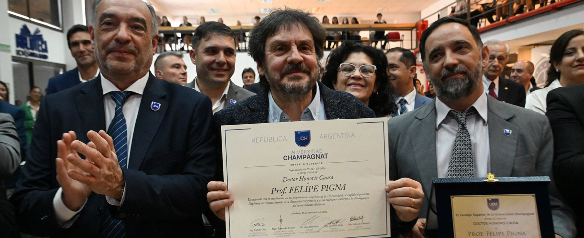 La Universidad Champagnat distinguió a Felipe Pigna con el título de Doctor Honoris Causa