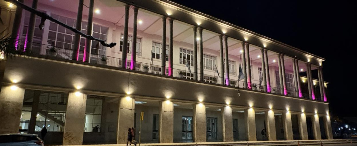 Octubre Rosa: la UNC ilumina el Pabellón Argentina para visibilizar la prevención del cáncer de mama
