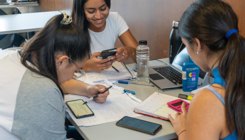 Un informe de la UNRN alerta sobre el uso del celular en la vida universitaria