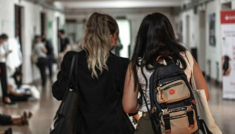 Argentina lidera en cantidad de estudiantes universitarios, pero está detrás en graduados frente a Chile y Brasil