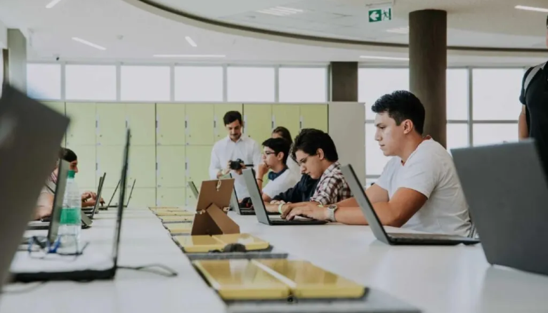 Carreras del futuro 2026: qué eligen los nativos digitales según la UDESA