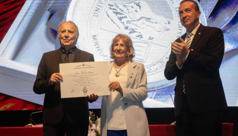 Joan Manuel Serrat se convirtió en Doctor Honoris Causa de la UNCUYO