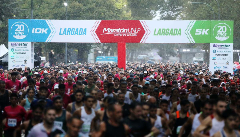 Bajo la lluvia, más de 6 mil atletas corrieron la Maratón de la UNLP