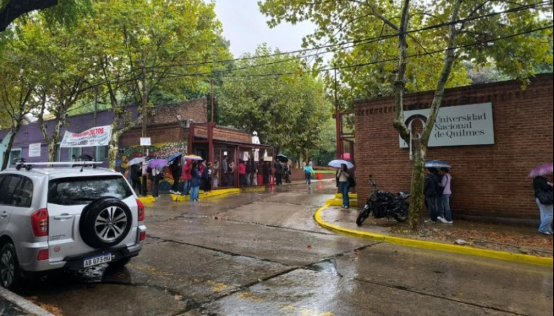 Tras una amenaza, la UNQ evacuó el campus y luego normalizó sus actividades
