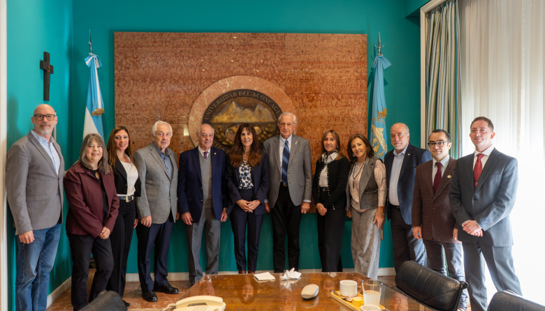 La Dra. Ariana De Vincenzi visitó la UDA: Tendencias globales en calidad y taller sobre SIAC