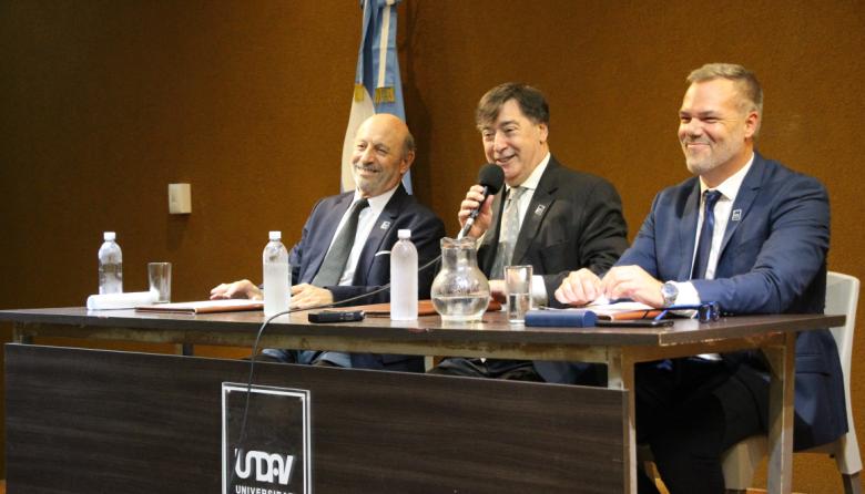Calzoni fue reelecto por unanimidad como rector de la UNDAV