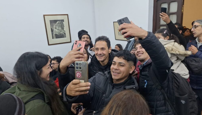 La UNSa fue escenario de la proyección del documental de Divididos y recibió la visita sorpresa de Ricardo Mollo