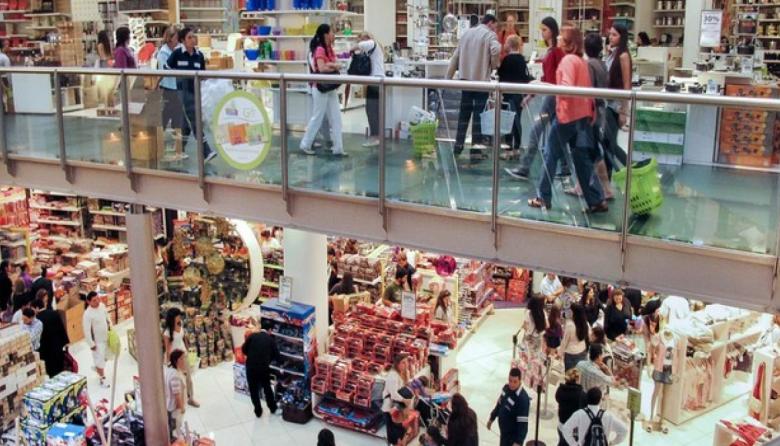 El consumo privado cayó 0,6% en abril y acumula una baja de 1,5% en el cuatrimestre