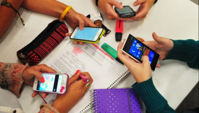 Más de 150 colegios privados bonaerenses ya limitan el uso del celular en secundaria
