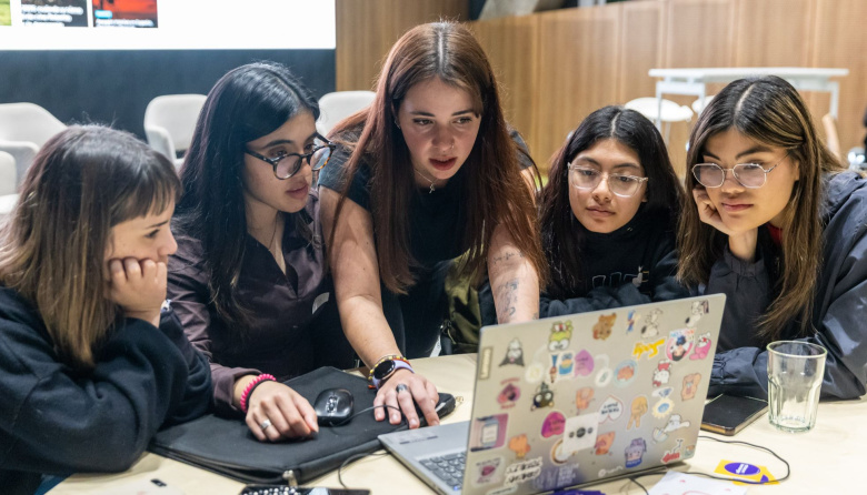 Frente a la brecha de género en IA, Chicas en Tecnología convoca a jóvenes latinoamericanas a IA Camp