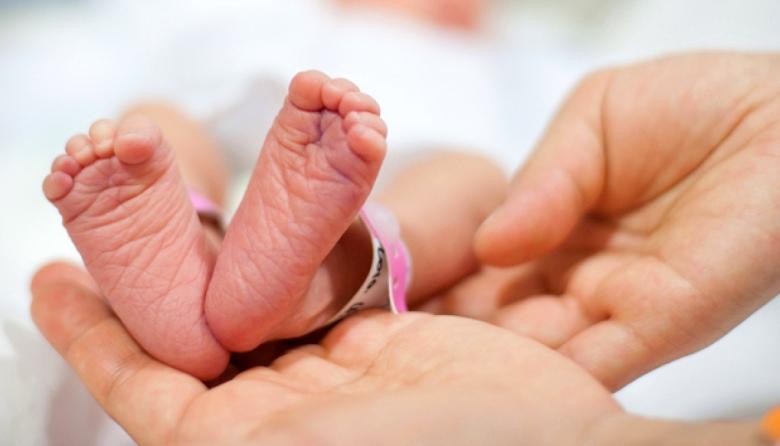 Caída de la natalidad: solo el 46% de los argentinos considera muy importante tener hijos