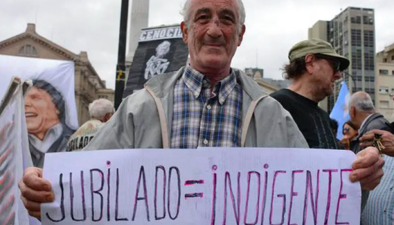 Los jubilados perdieron seis sueldos mínimos en 30 meses