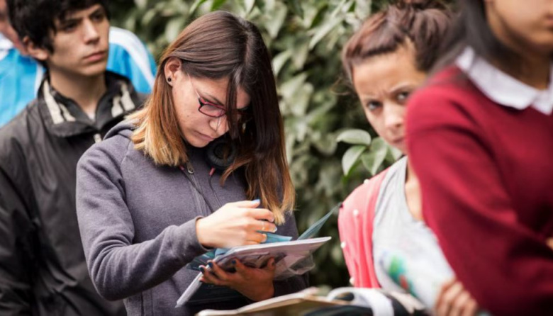 Radiografía de las juventudes argentinas: un estudio sobre expectativas, tecnología y participación