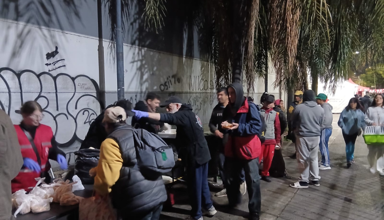 UFLO y "Los Irrecuperables 5": una alianza solidaria que transforma donaciones en platos de comida