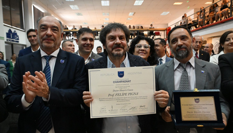 La Universidad Champagnat distinguió a Felipe Pigna con el título de Doctor Honoris Causa