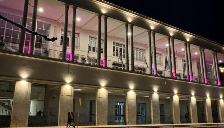 Octubre Rosa: la UNC ilumina el Pabellón Argentina para visibilizar la prevención del cáncer de mama