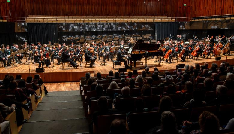 A sala llena: la Orquesta de la USAL brilló en el Palacio Libertad con un concierto histórico