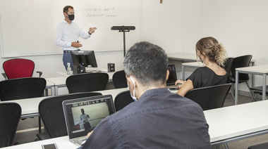La UCA equipó 275 aulas para brindar clases virtuales y presenciales en simultáneo 