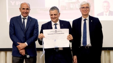 El presidente de YPF fue reconocido como Graduado Ilustre por la UNLP