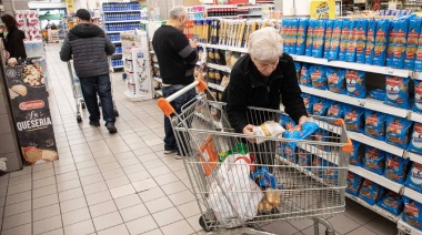 Casi la mitad de los argentinos se endeuda para comprar en supermercados