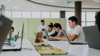 Carreras del futuro 2026: qué eligen los nativos digitales según la UDESA