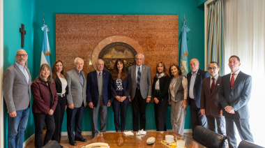 La Dra. Ariana De Vincenzi visitó la UDA: Tendencias globales en calidad y taller sobre SIAC