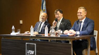 Calzoni fue reelecto por unanimidad como rector de la UNDAV
