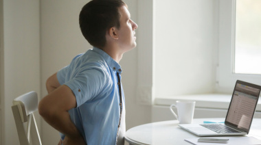 Salud postural: recomendaciones clave para prevenir dolores al estudiar o trabajar