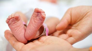Caída de la natalidad: solo el 46% de los argentinos considera muy importante tener hijos