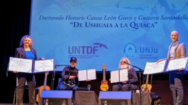 La UNJu y la UNTDF distinguieron a León Gieco y Gustavo Santaolalla con el Doctorado Honoris Causa