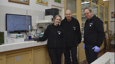 Un equipo del CONICET busca reemplazar el cianuro en el principal método de recubrimiento de metales