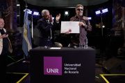 Ovación y homenaje: Fito Páez recibió el Honoris Causa de la UNR