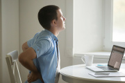 Salud postural: recomendaciones clave para prevenir dolores al estudiar o trabajar