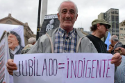 Los jubilados perdieron seis sueldos mínimos en 30 meses