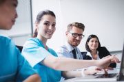 La Universidad ISALUD impulsa la formación continua en el sector salud y gestión con su oferta de cursos virtuales