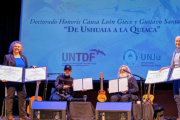 La UNJu y la UNTDF distinguieron a León Gieco y Gustavo Santaolalla con el Doctorado Honoris Causa